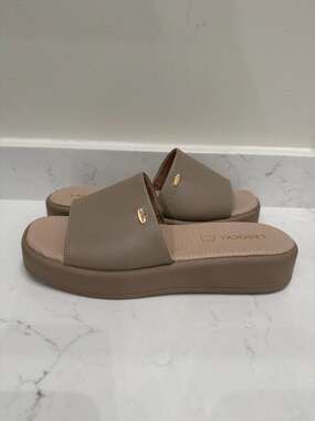 Lasocki Women's Beige Leather Platform Slide Sandals size 38 / 8